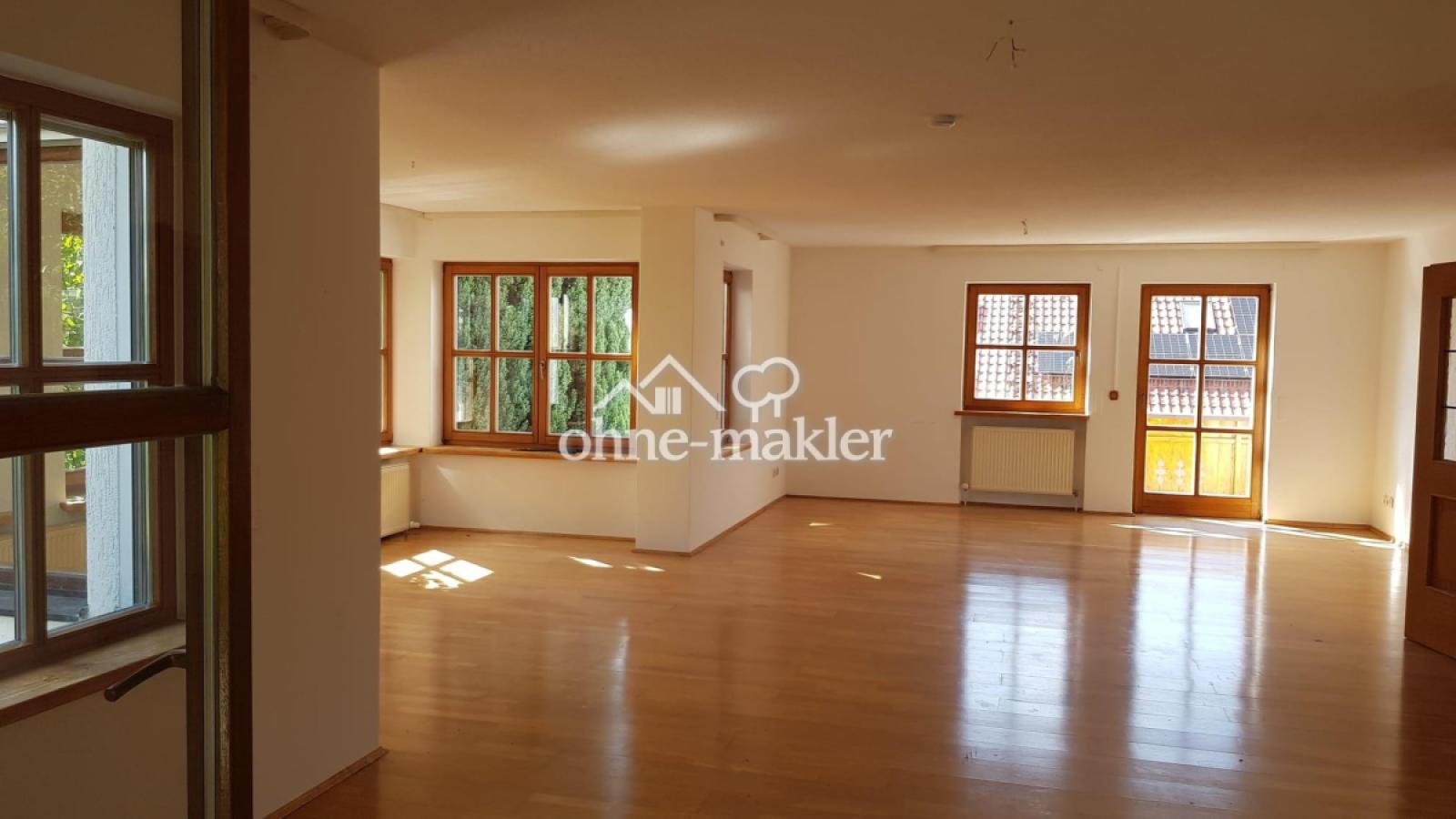 Wohnzimmer Blick auf Balkon 