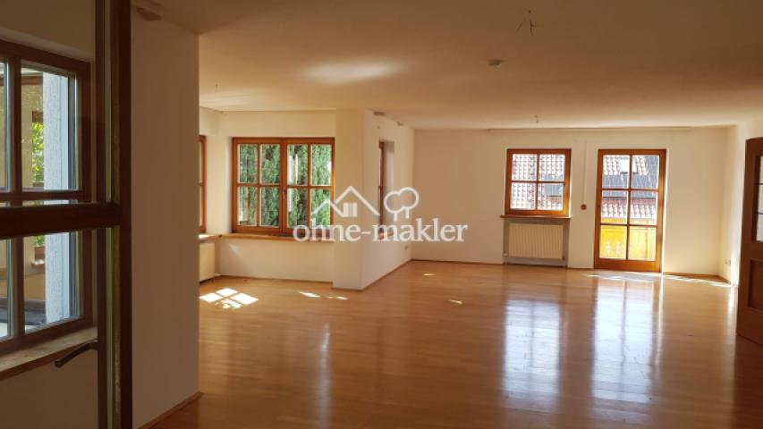 Wohnzimmer Blick auf Balkon 