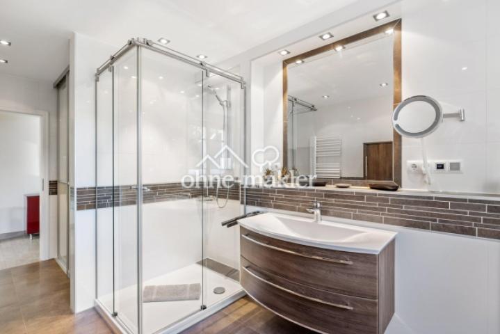 großzügige Dusche