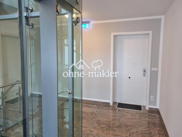 Wohnungstür mit Fahrstuhl