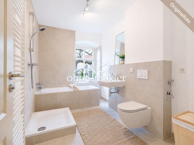 Bad mit Dusche und Badewanne