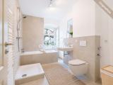 Bad mit Dusche und Badewanne