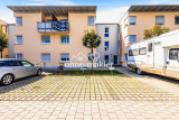 Stellplatz und Hausansicht