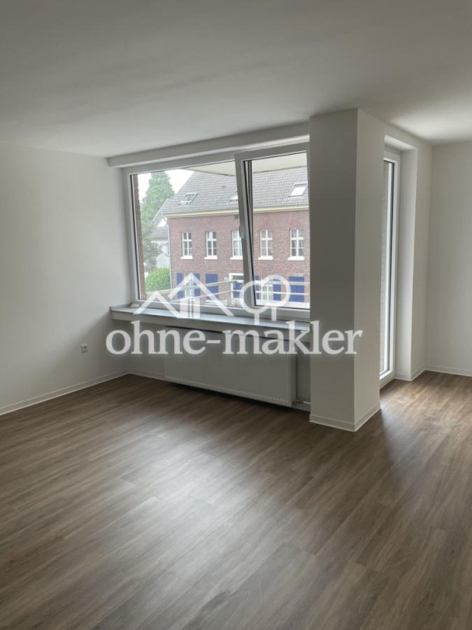 Wohnzimmer mit Balkonzugang