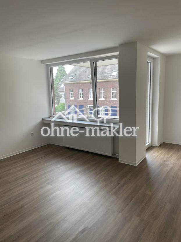 Wohnzimmer mit Balkonzugang