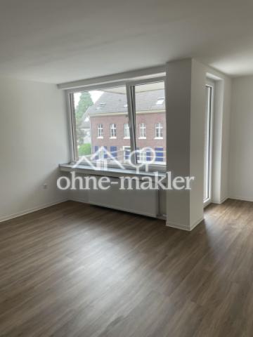 Wohnzimmer mit Balkonzugang