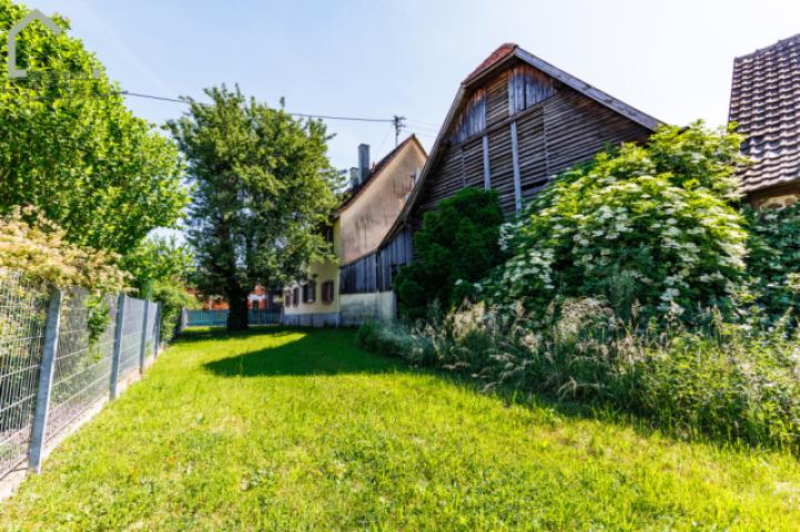 Garten mit Wohnhaus und Scheune