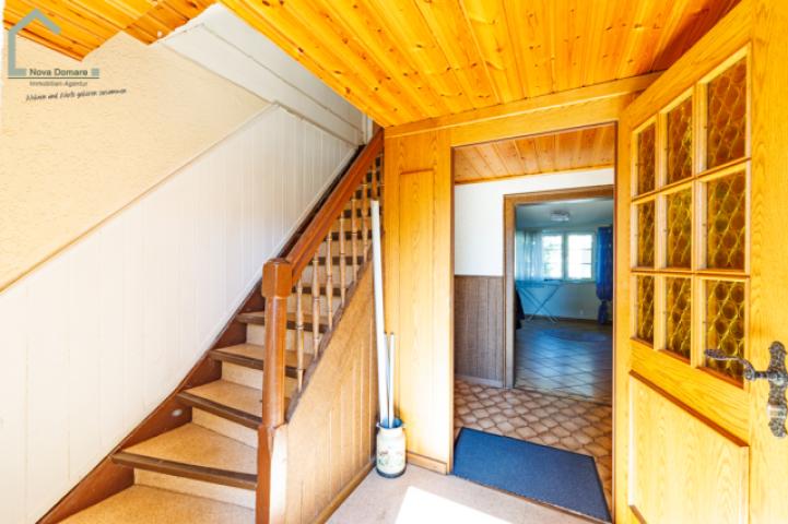 Hauseingang mit Treppe zum 1. OG