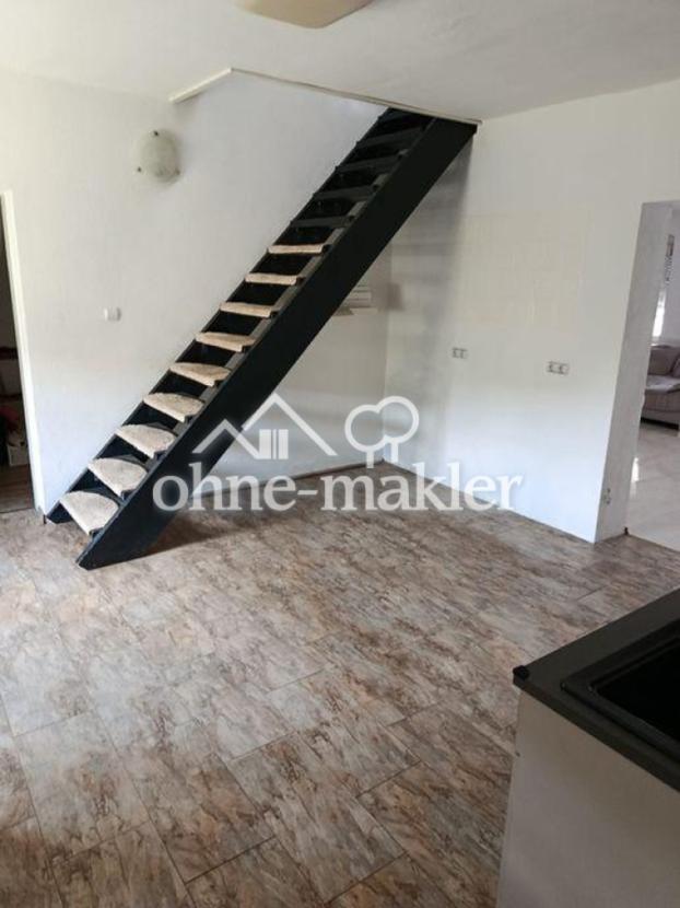 Küche mit Treppe nach oben