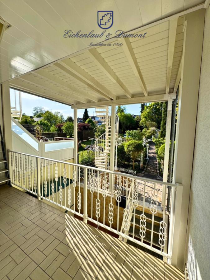 Überdachter Balkon EG