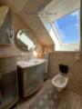 Bad mit Bidet  und Fenster DG