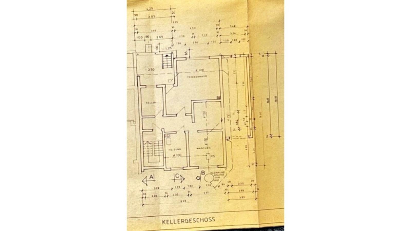 Grundriss Keller mit Ausgang zum Garten und Zugang zur Garage