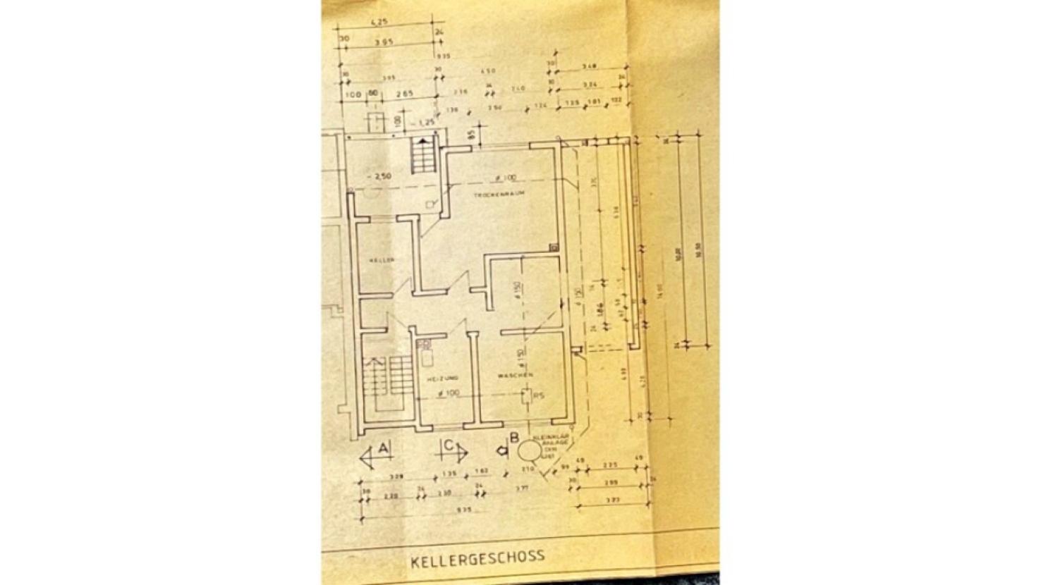 Grundriss Keller mit Ausgang zum Garten und Zugang zur Garage