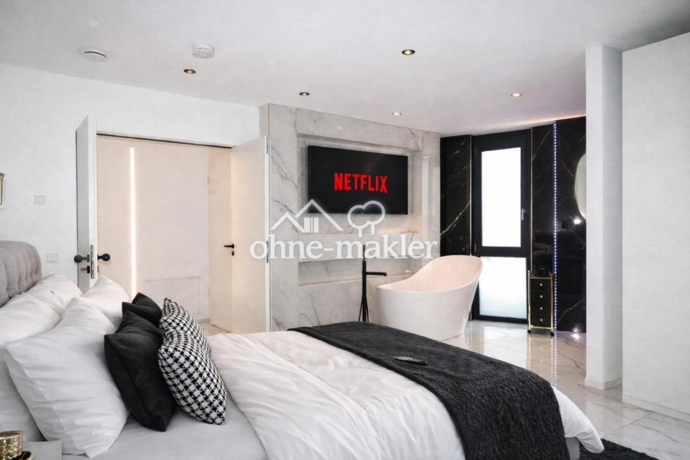 Schlafzimmer mit Flügeltür