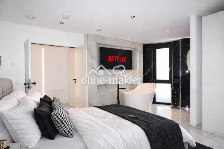 Schlafzimmer mit Flügeltür