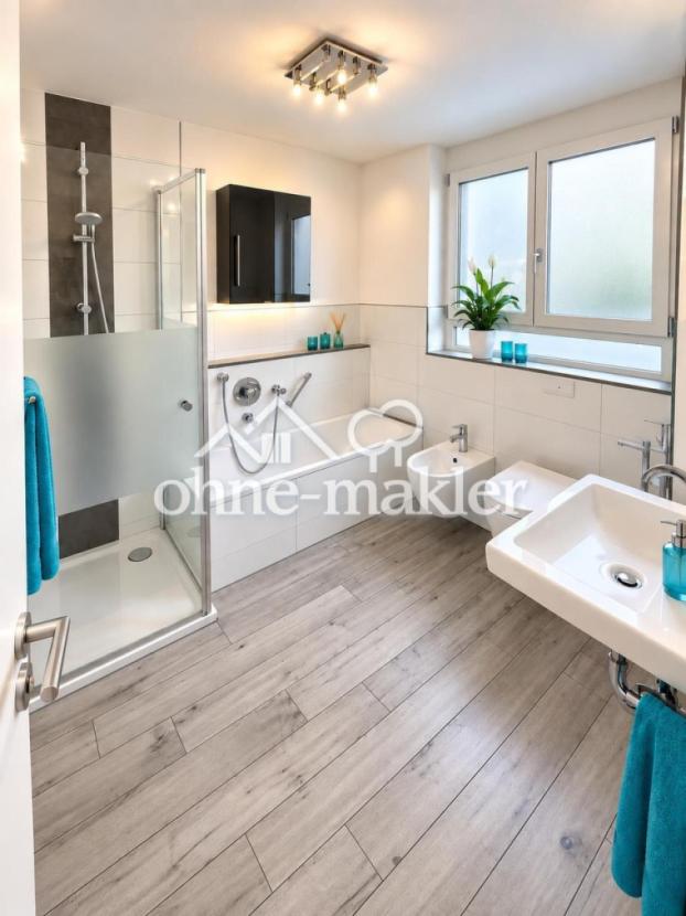 Badezimmer Vollbad mit Fenter