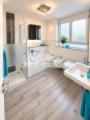 Badezimmer Vollbad mit Fenter