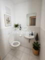 Gästetoilette (mit KI möbliert