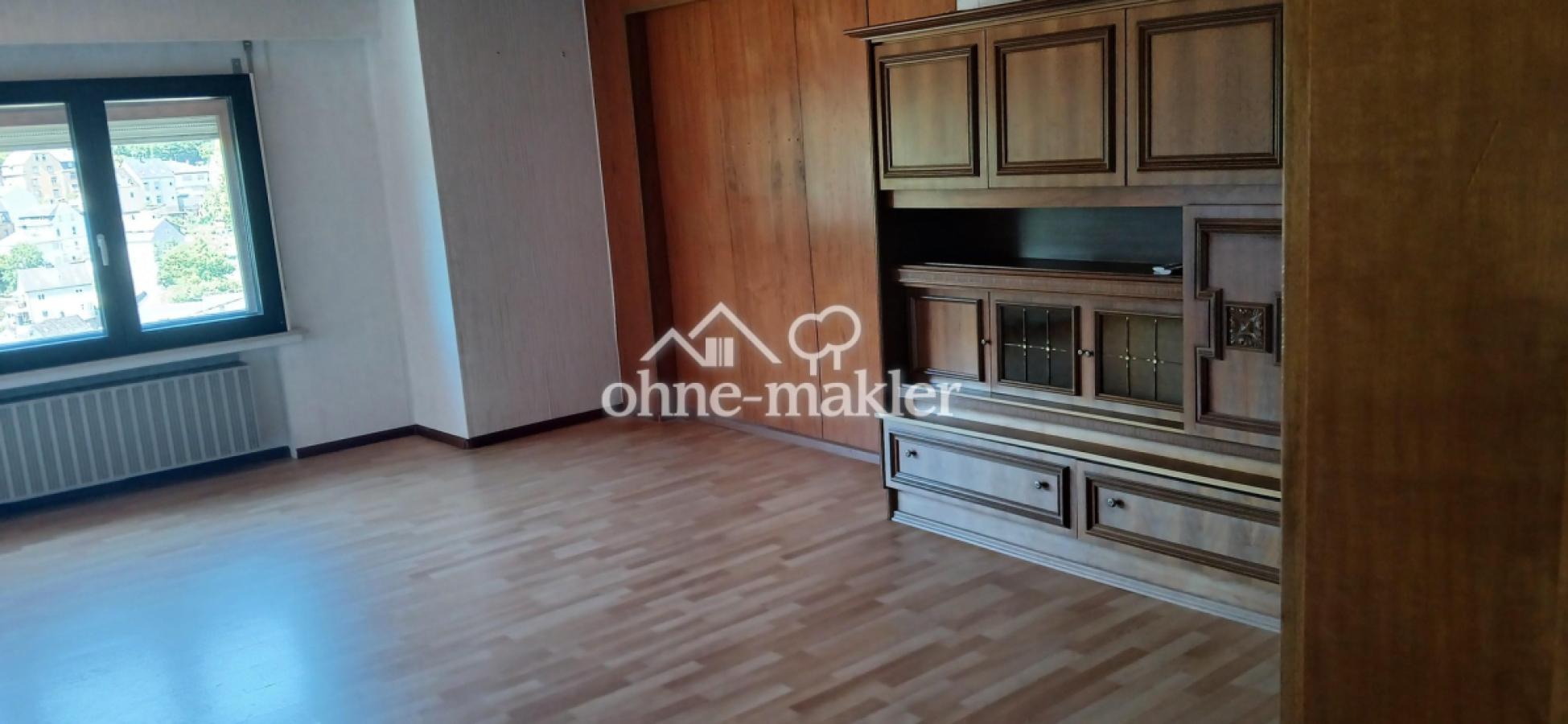 Wohnzimmer mit gutem Schrank