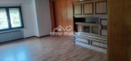 Wohnzimmer mit gutem Schrank