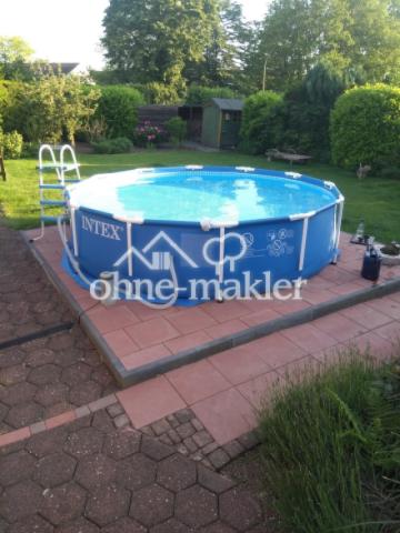 Aufstellpool im Garten