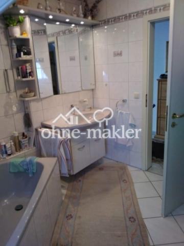 Bad mit Wanne und Waschbecken