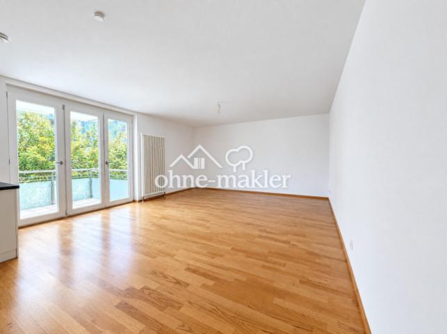 Wohnbereich und Balkonzugang