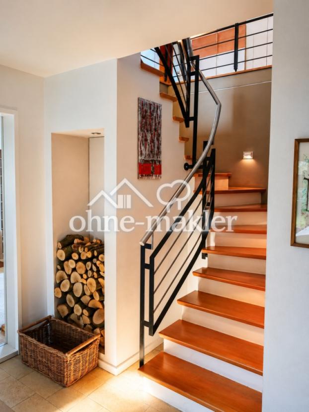 Treppe und Holzlager EG