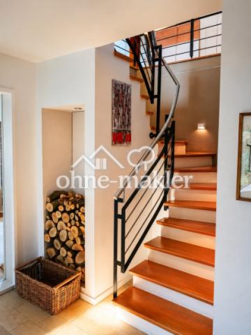 Treppe und Holzlager EG