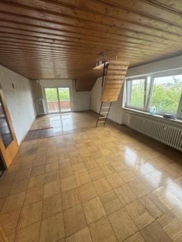 10 Wohnzimmer m it Blick auf Balkon und Speicherzugang