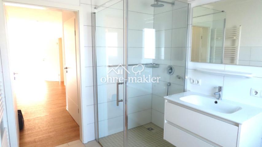 Badezimmer mit Blick zum Flur