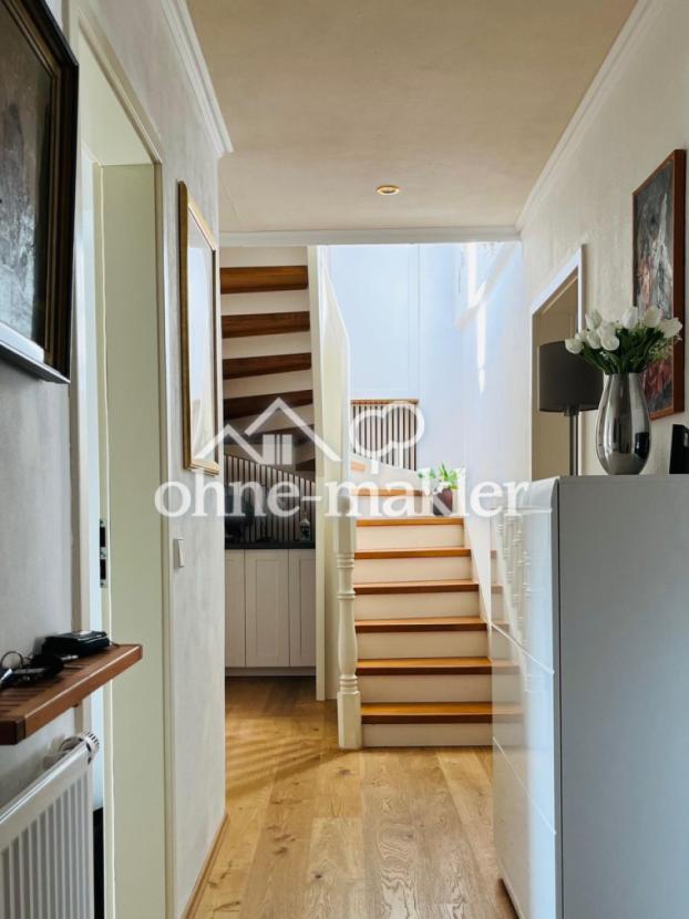 Flur mit Treppe zum Wohnzimmer