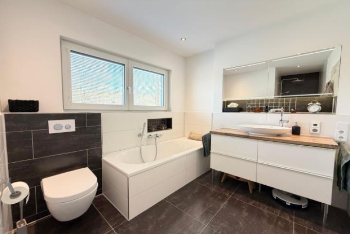 Bad mit Dusche, WC und Badewanne