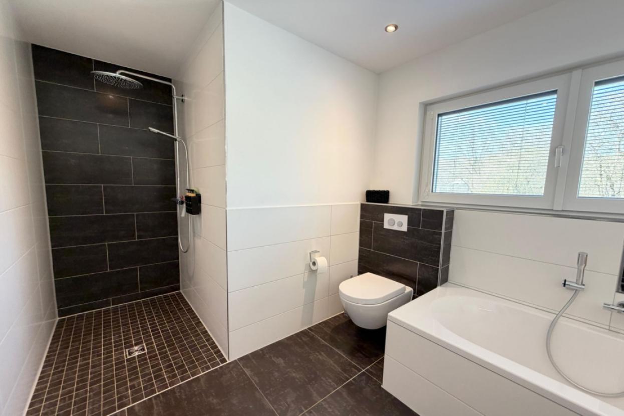 Bad mit Dusche, WC und Badewanne II