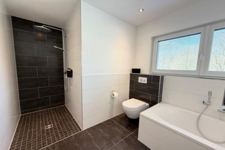 Bad mit Dusche, WC und Badewanne II