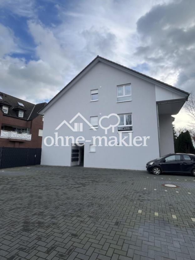 Haus Eingang und Parkflächen