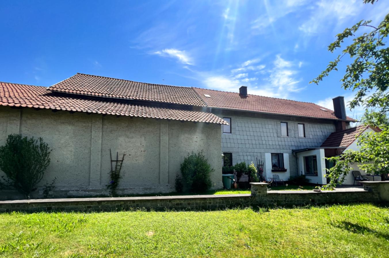 Gartenansicht des Hauses vor dem Zaunbau