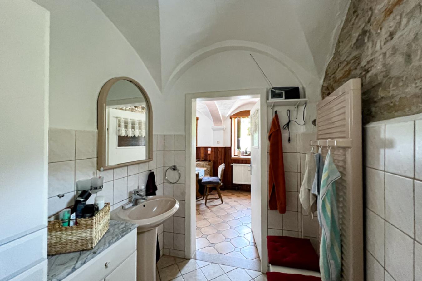 Blick vom Badezimmer in die Küche