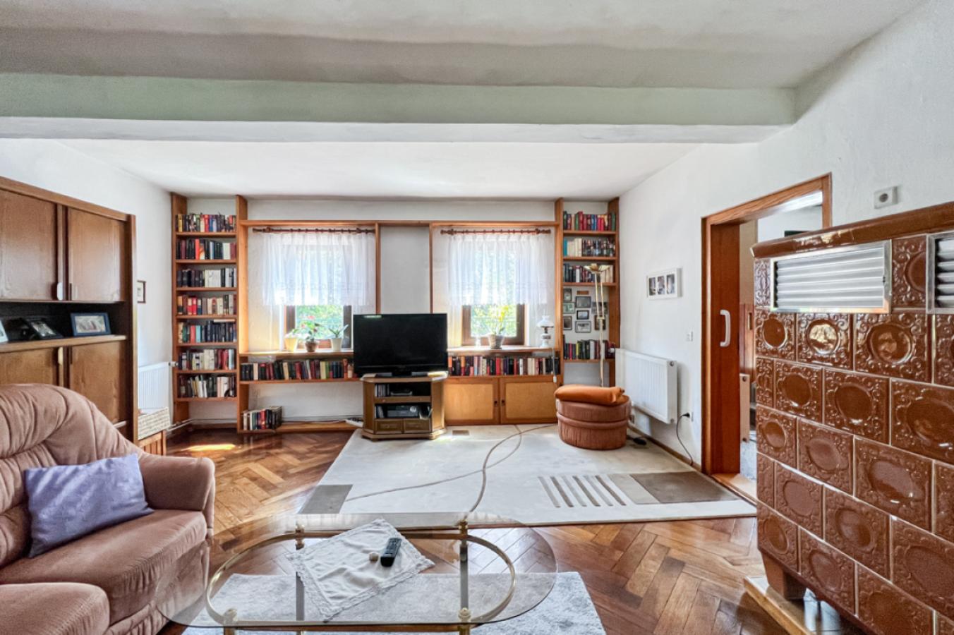 Helles Wohnzimmer mit Echtholzparkett
