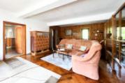Großes Wohnzimmer mit Holztäfelung