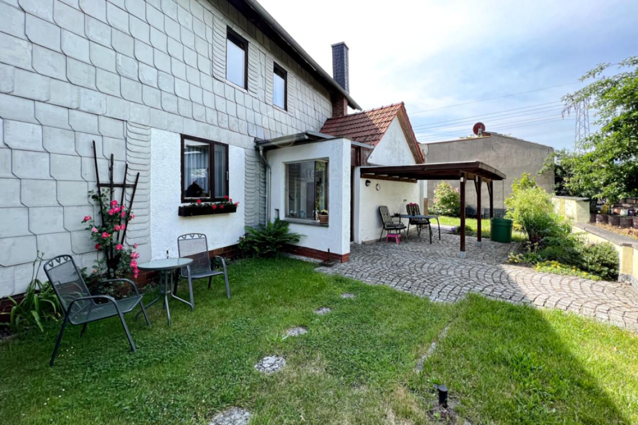 Hauseingang im Gaten mit Terrasse