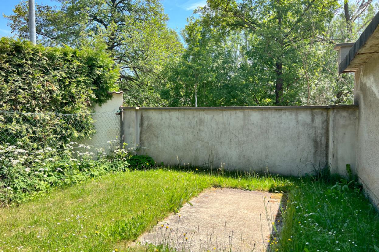 Kleiner Garten neben der Garage
