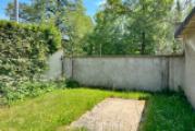 Kleiner Garten neben der Garage
