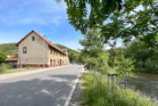 Großes Wohn- und Geschäftshaus am Fluss