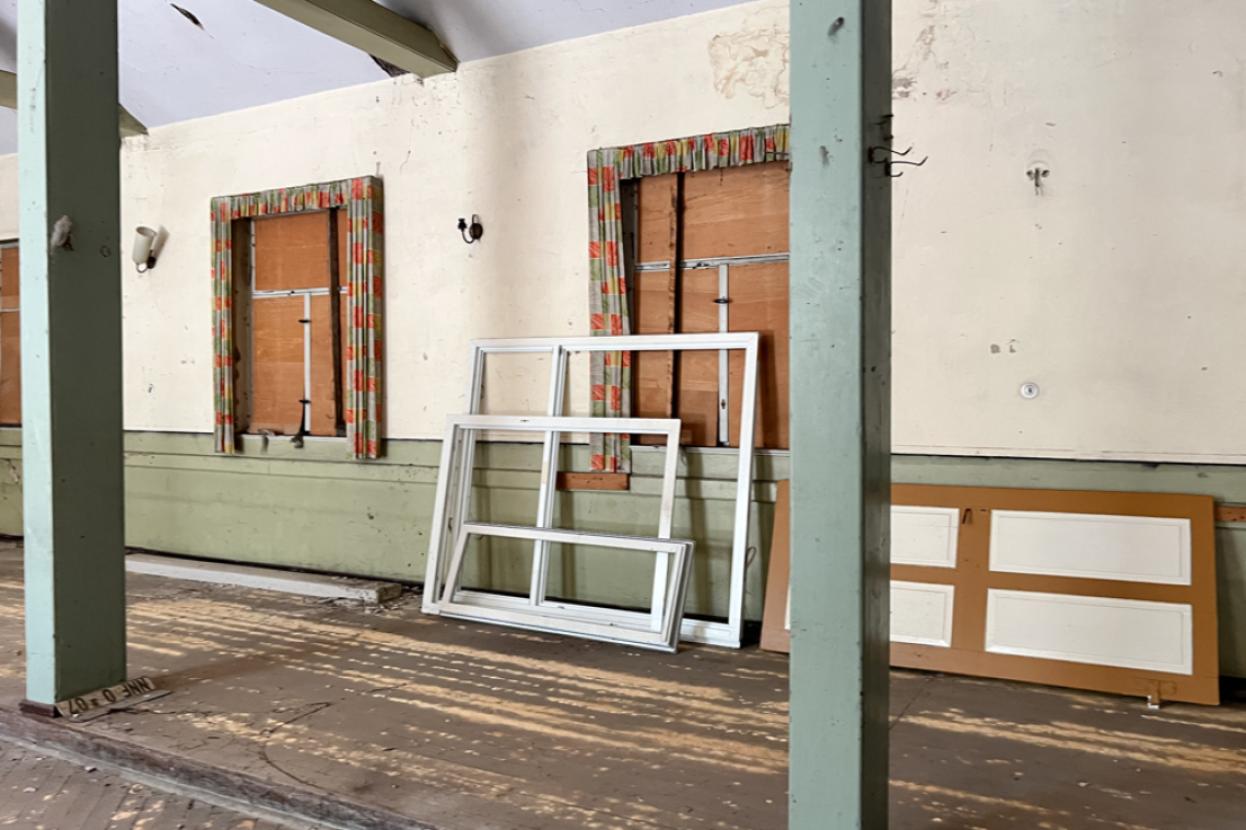Die hinteren Saalfenster sind aktuell verkleidet