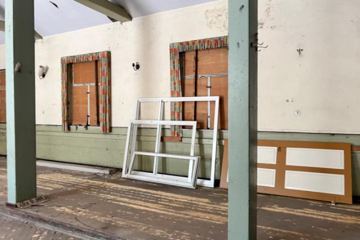 Die hinteren Saalfenster sind aktuell verkleidet