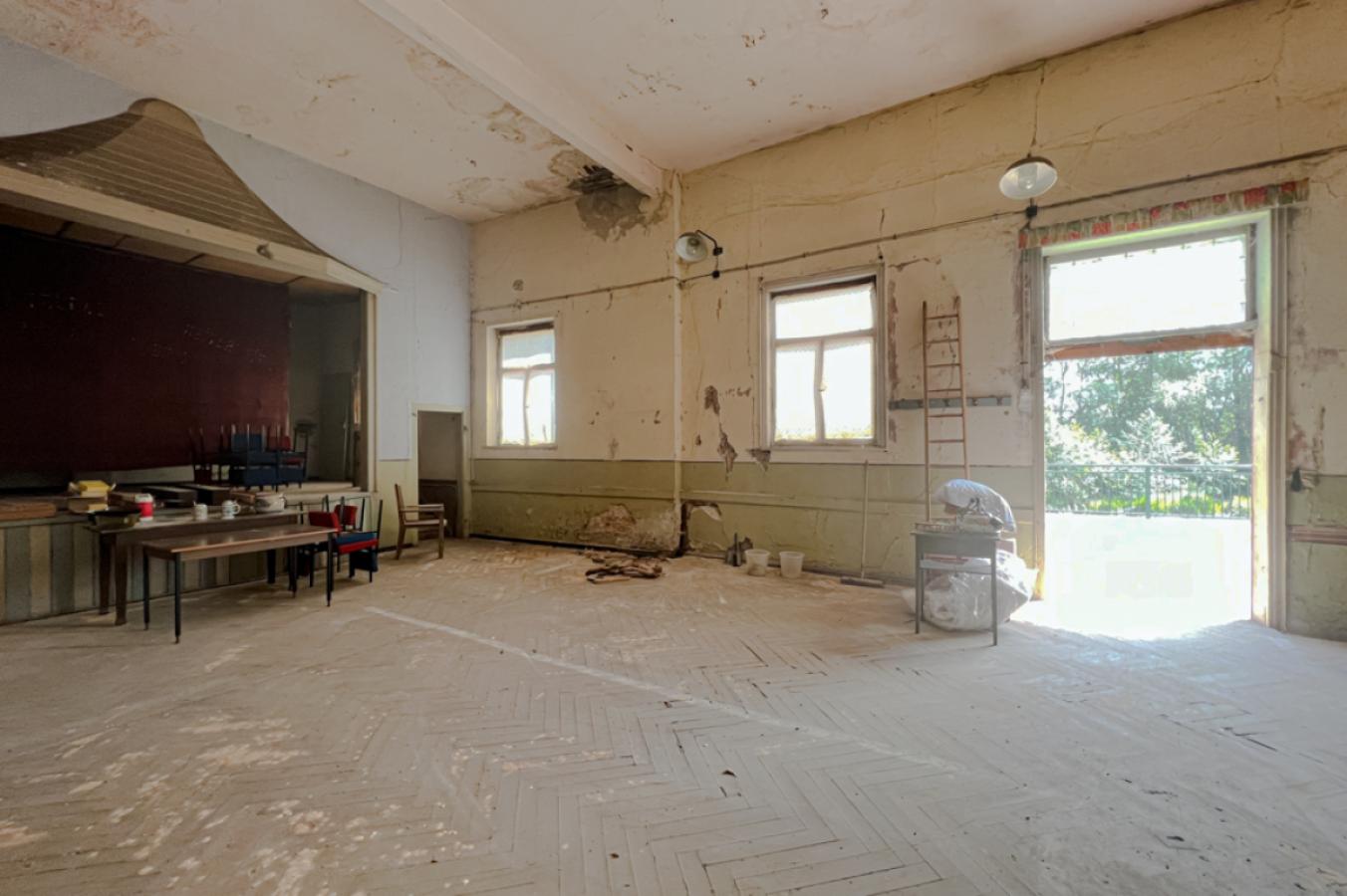 Saal mit Theaterbühne