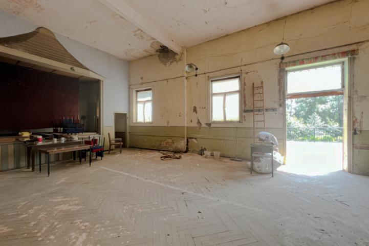 Saal mit Theaterbühne