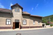 Wohn- und Geschäftshaus mit Garage und Garten