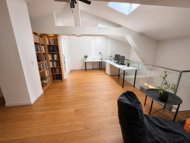 Wohnzimmerblick zur Galerie